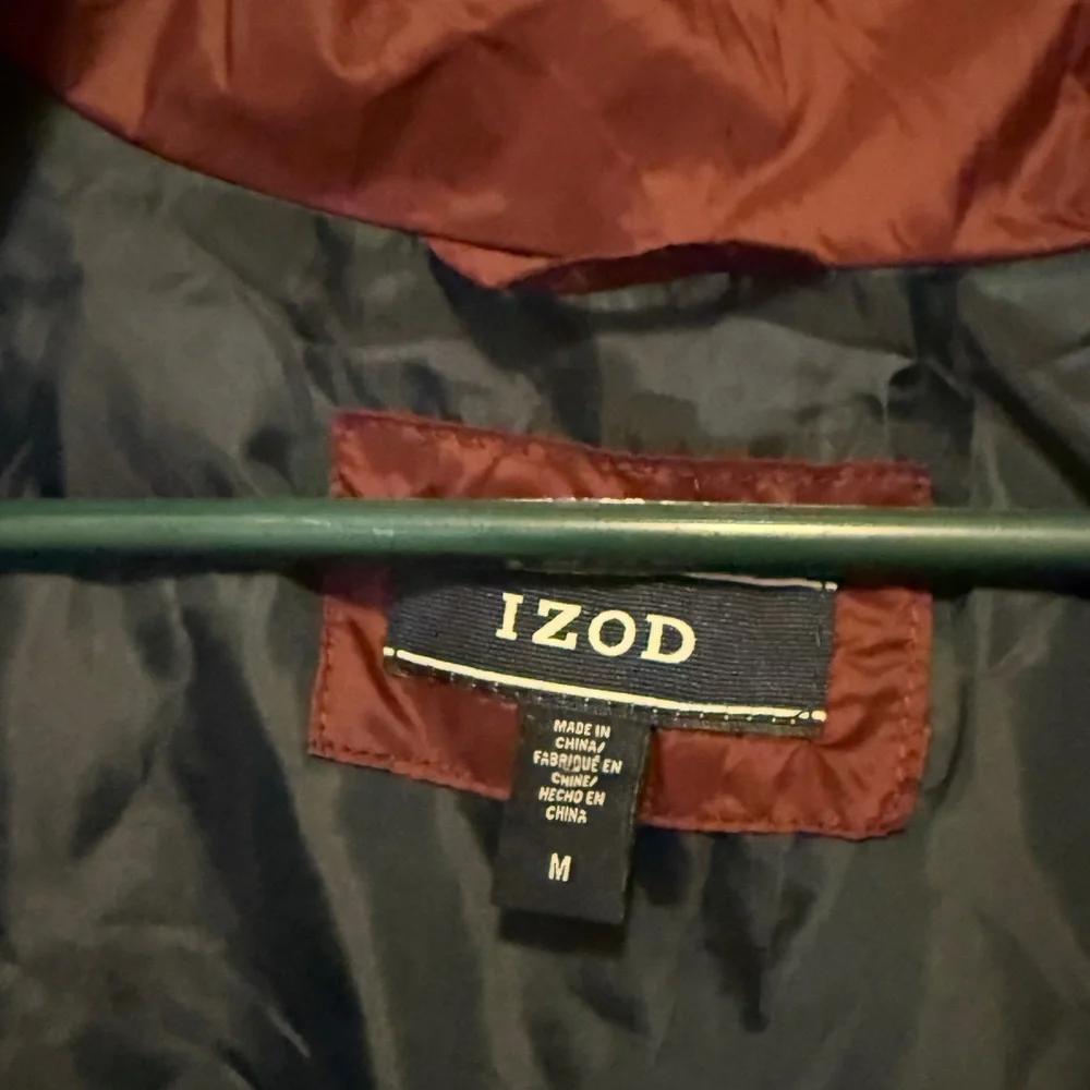 Izod Men's Burgundy Puffer Vest - Picture 3 of 3